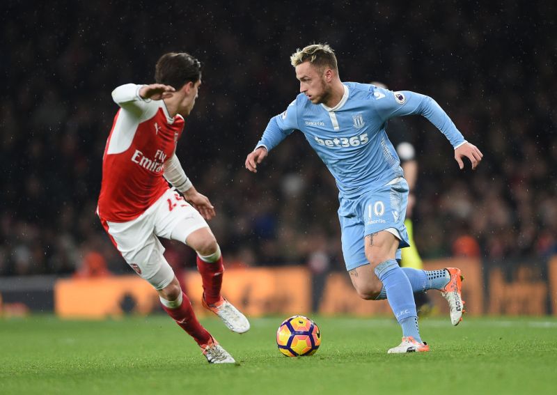 Hráč Arsenalu Hector Bellerin (vlevo) a Marko Arnautovic ze Stoke City.