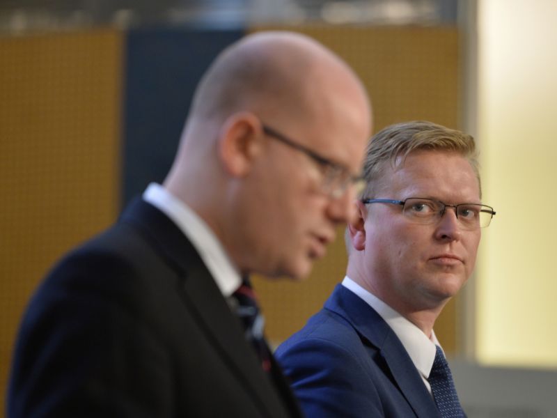 Premiér Bohuslav Sobotka (vlevo) a předseda lidovců a místopředseda vlády Pavel Bělobrádek.