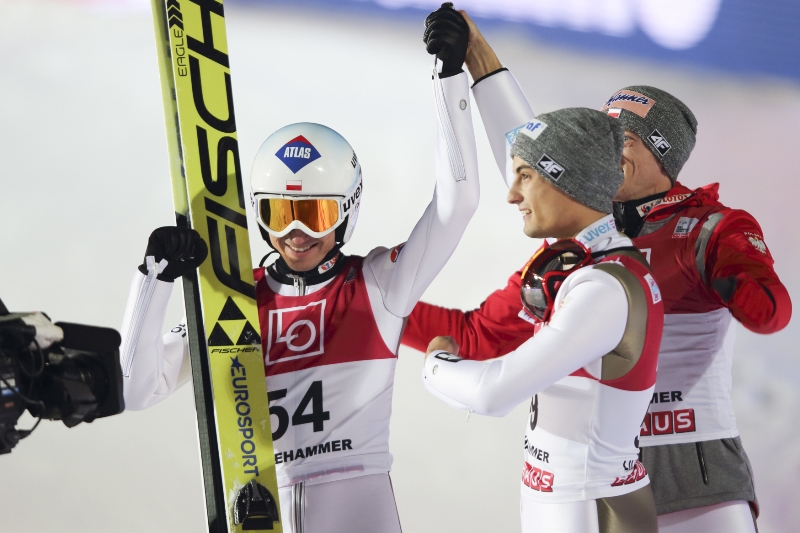 Kamil Stoch se raduje z vítězství v Lillehammeru. 