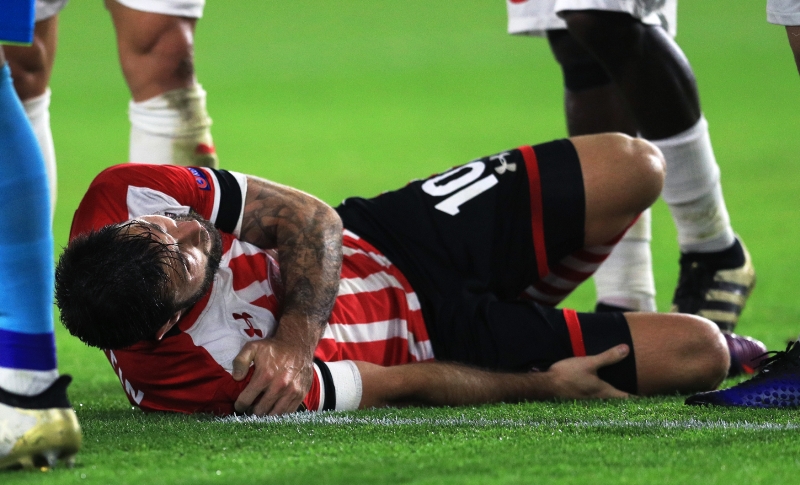 Charlie Austin se svíjí na trávníku.