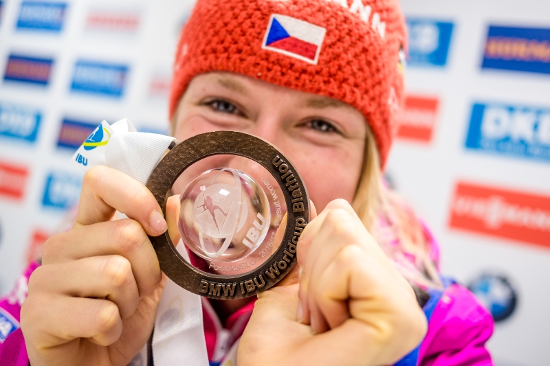 Eva Puskarčíková s medailí za sobotní sprint.