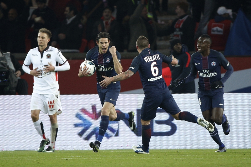 Střelec Cavani při zápase s Nice. 