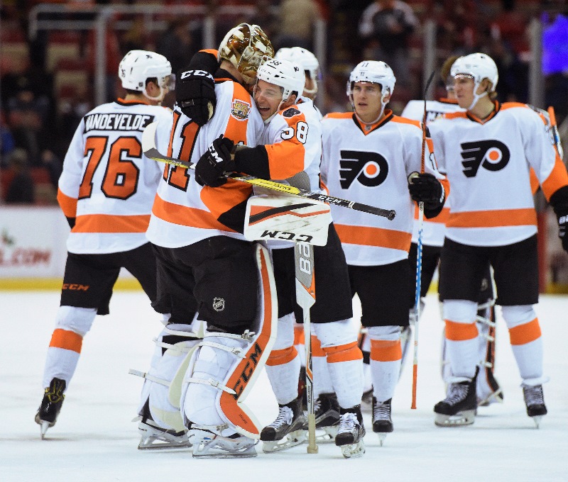Hokejisté Philadelphie zvítězili v nedělním utkání NHL na ledě Detroitu 1:0 v prodloužení a natáhli sérii výher na devět zápasů. 