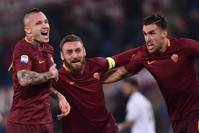 Fotbalisté AS Řím se radují z branky vstřelené AC Milán.