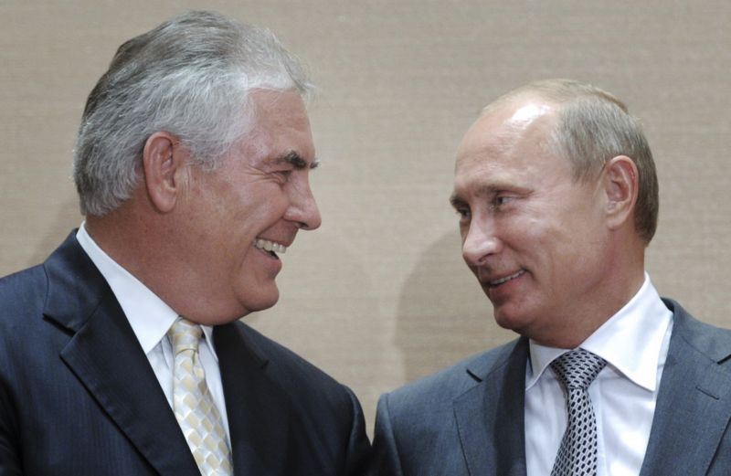 Šéf energetické společnosti Exxon Mobile Rex Tillerson (vlevo) má s ruským prezidentem Vladimirem Putinem velmi dobré vztahy.