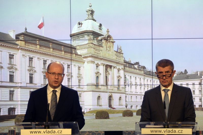 Premiér Bohuslav Sobotka (vlevo) a ministr financí Andrej Babiš.