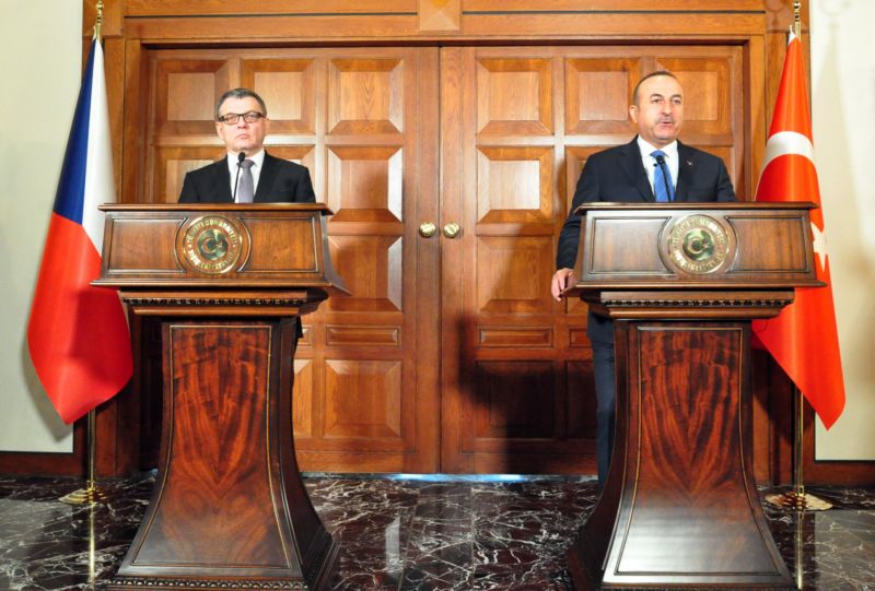 Ministr Lubomír Zaorálek (vlevo) v Ankaře s tureckým kolegou Mevlütem Çavusogluem.