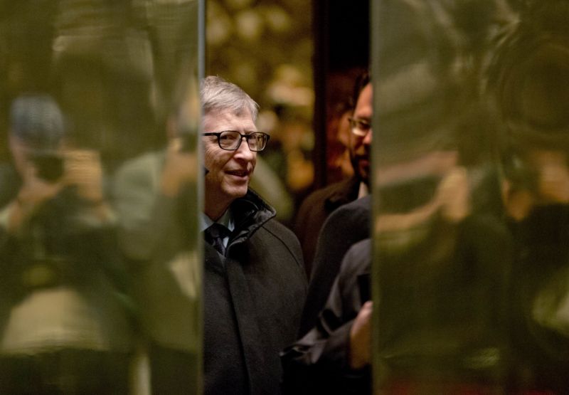 Bill Gates ve výtahu Trump Tower v New Yorku.