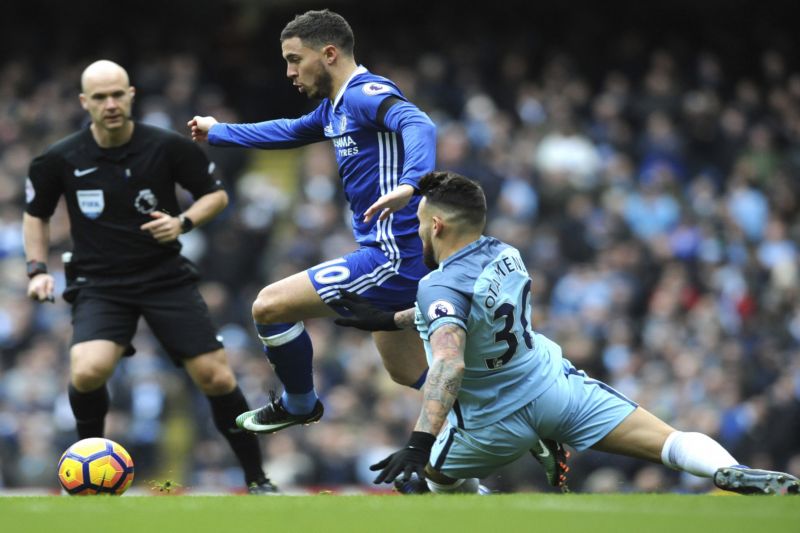 Jeden ze soubojů ve vyhroceném utkání mezi Chelsea a Manchesterem City.