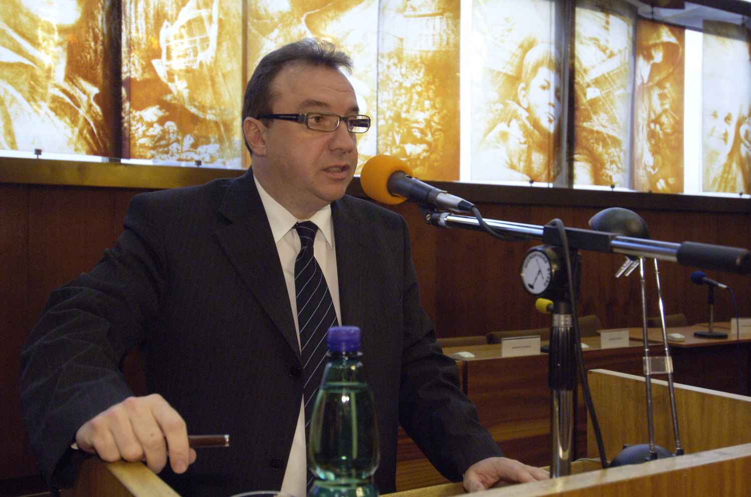Policie v kauze zneužití dotací EU zadržela i ředitele MPO Bártla.