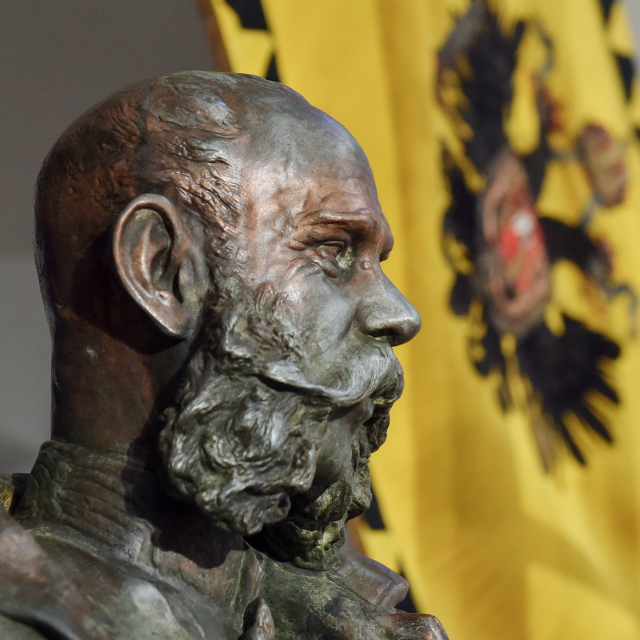  Expozice představí ve výběru dokumentů, fotografií, uměleckých předmětů či suvenýrů jednoho z nejvýraznějších panovníků 19. a 20. století. 