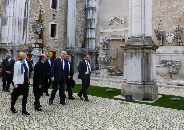 Prezident Miloš Zemana (třetí zprava) na návštěvě Portugalska.