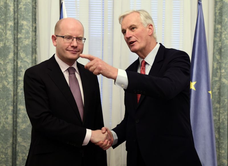 Premiér Bohuslav Sobotka (vlevo) s hlavním vyjednavačem Evropské komise pro brexit Michelem Barnierem.