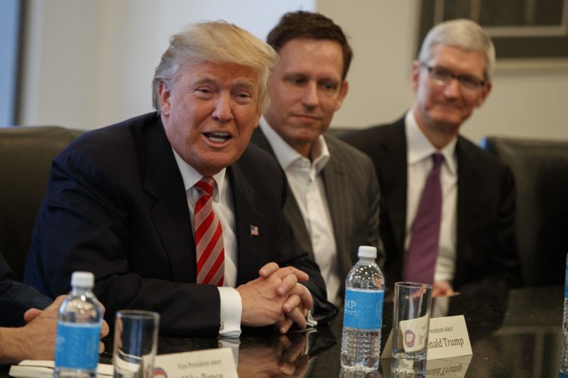 Donald Trump (vlevo), zakladatel služby PayPal Peter Thiel (uprostřed) a šéf Applu Tim Cook.