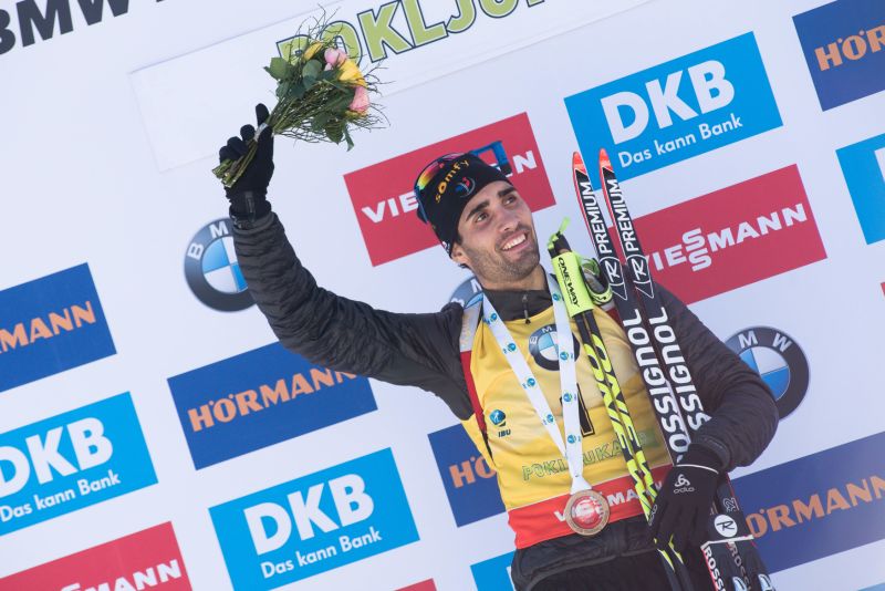 Martin Fourcade na stupních vítězů ve slovinské Pokljuce.