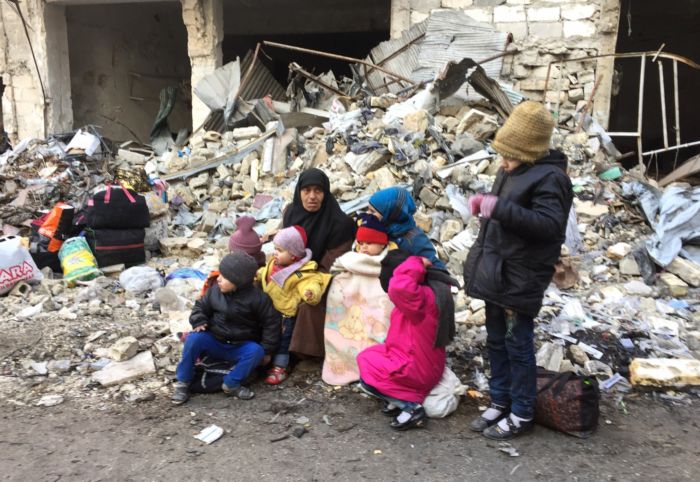 Civilisté v Aleppu čelí opakovaným útokům. 