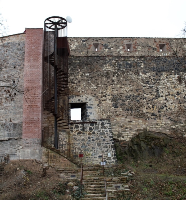 Po třech letech se otevírá průchod pražskými novoměstskými hradbami z parku Folimanka. Po třech letech se otevírá průchod pražskými novoměstskými hradbami z parku Folimanka.