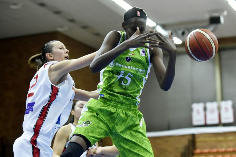 Zleva Alexandra Chomenčuková z Nymburka a Astou Ndourová z Ragusy.
