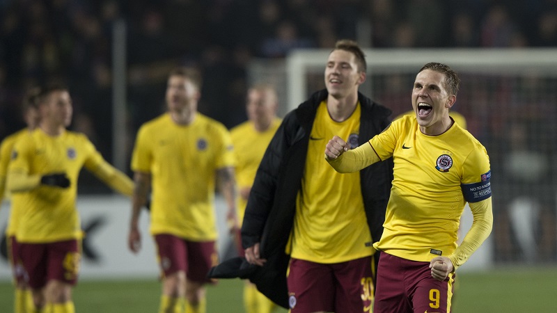 Kapitán Sparty Bořek Dočkal (vpravo) se raduje společně s Lukášem Julišem z vítězství proti Southamptonu a postupu do vyřazovací části Evropské ligy.