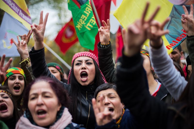 Kurdové protestují proti zatýkání předních tureckých opozičních politiků v německém Kolíně nad Rýnem.