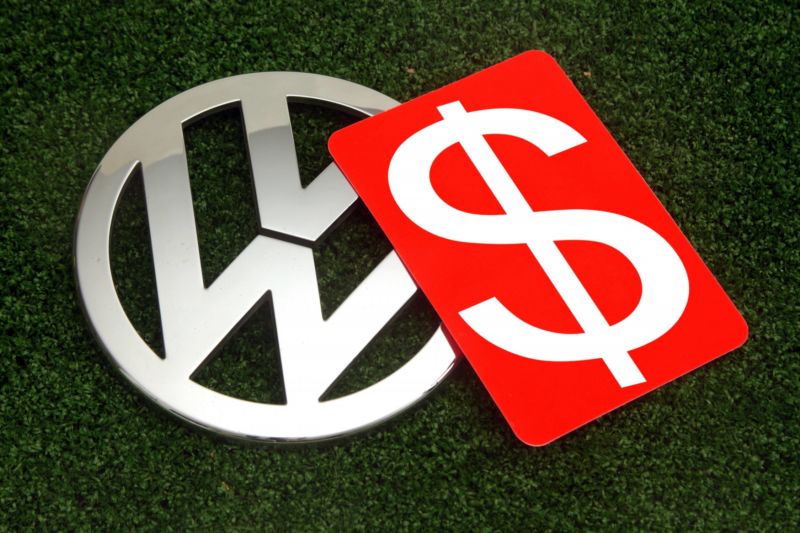 Znak Volkswagenu a symbol amerického dolaru.