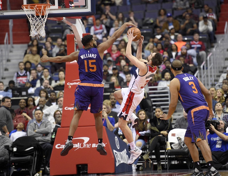 Český basketbalista Tomáš Satoranský ve službách Washingtonu (uprostřed).