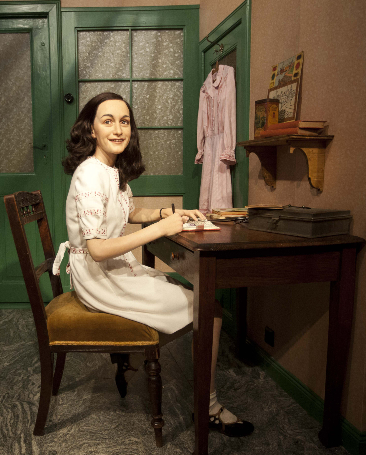 Vosková figurína Anne Frankové.