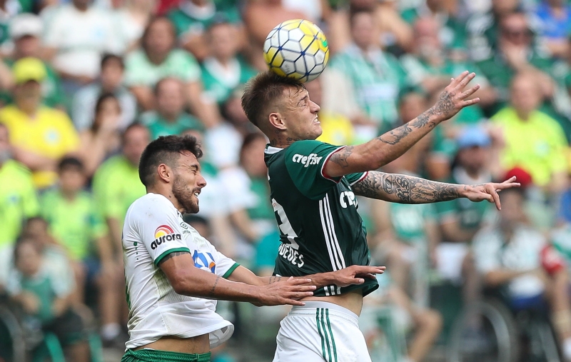 Obránce Alan Ruschel měl obrovské štěstí.