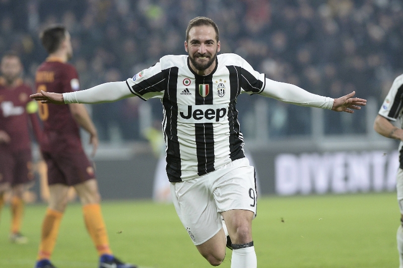 Gonzalo Higuaín slaví gól, kterým rozhodl o výhře Juventusu nad AS Řím.