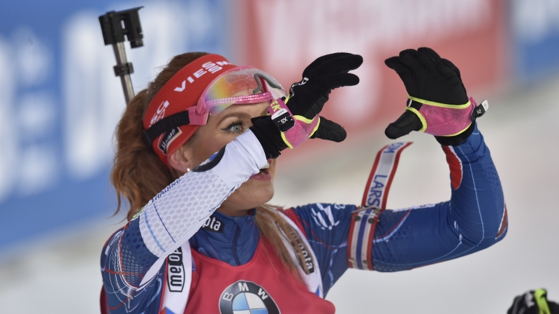 Gabriela Soukalová slaví vítězství v závodě s hromadným startem.
