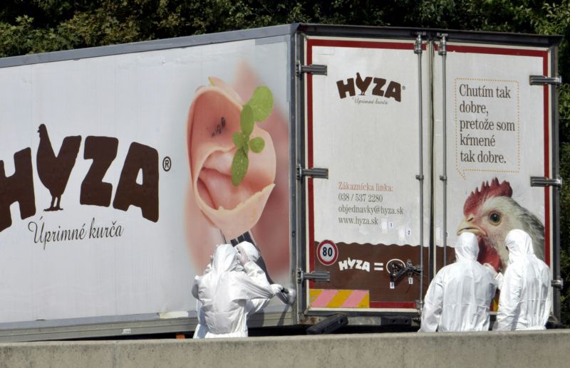 Jednasedmdesát mrtvých nalezli vyšetřovatelé v chladicím boxu náklaďáku.