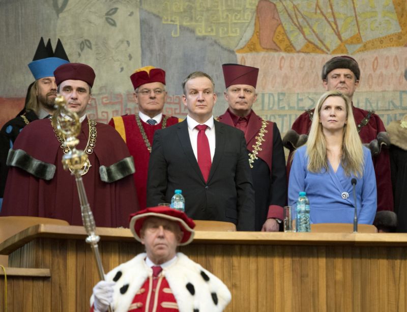 Noví profesoři převzali jmenovací dekrety z rukou ministryně školství.