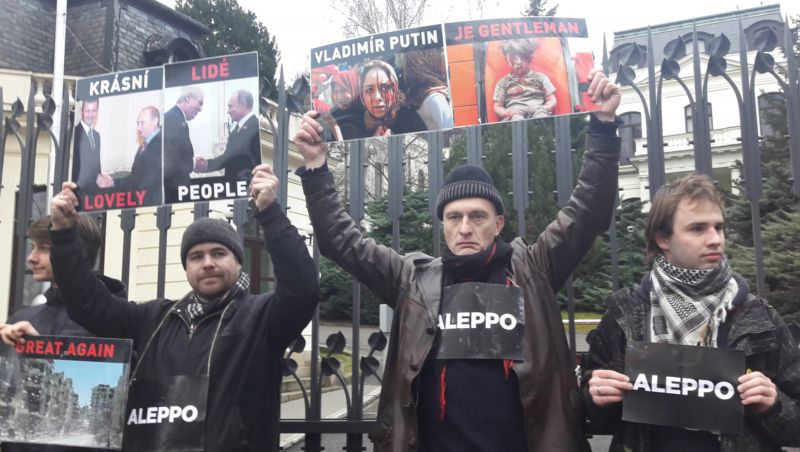 Kvůli Aleppu se dvacítka aktivistů připoutala k ruské ambasádě v Praze.