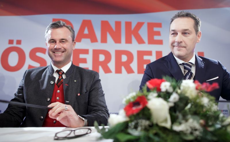 Neúspěšný prezidentský kandidát Norbert Hofer (vlevo) a předseda FPÖ Heinz-Christian Strache.