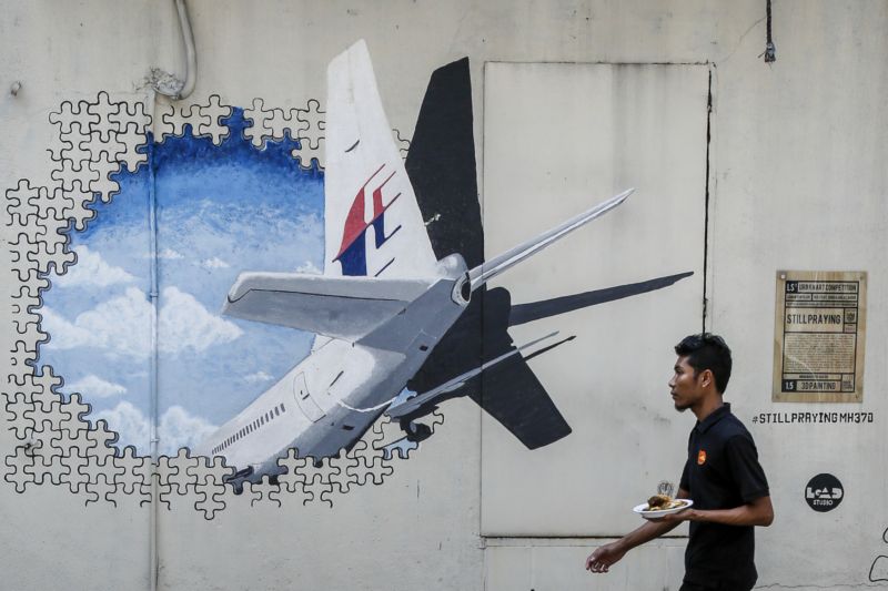 Pietní nástěnná malba zmizelého letadla společnosti Malaysia Airlines z letu MH370.