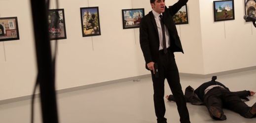 Fotografie z místa činu, kde byl zastřelen ruský velvyslanec Andrej Karlov.