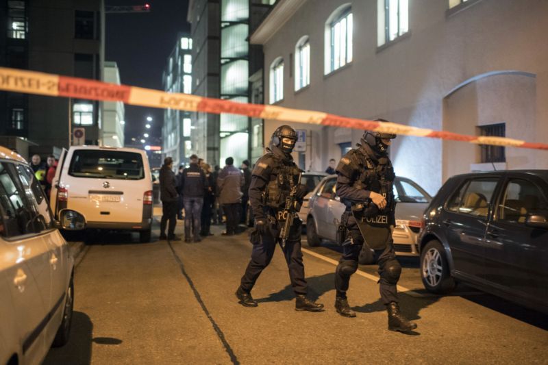 Policisté zabezpečují oblast v přední části islámského centra v Curychu, kde došlo ke střeleckému útoku.