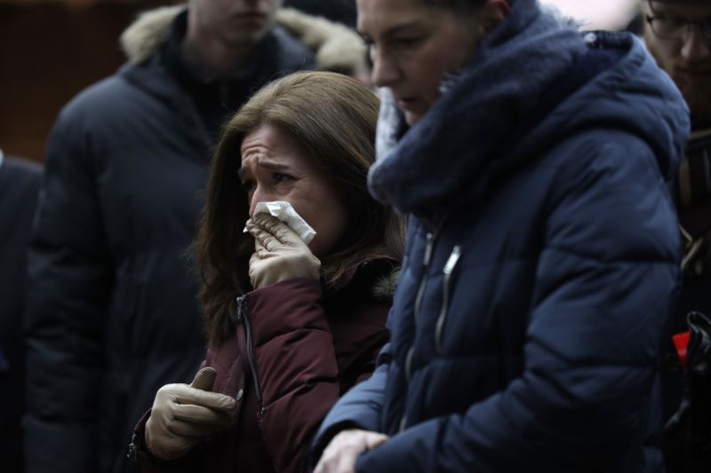 Lidé se shromažďují na místě činu. Jsou šokovaní a nechápou, jak se to mohlo stát. Vánoční atmosféra je pryč, všichni jsou zdrceni a pláčou. V příštích dnech by se ale trhy měly rozjet znovu. Podaří se ale ještě obnovit vánoční atmosféru? Lidé se shromažďují na místě činu. Jsou šokovaní a nechápou, jak se to mohlo stát. Vánoční atmosféra je pryč, všichni jsou zdrceni a pláčou. V příštích dnech by se ale trhy měly rozjet znovu. Podaří se ale ještě obnovit vánoční atmosféru?