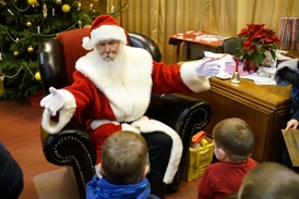 Na dopisy od dětí odepisuje bělovousý chlapík Weihnachtsmann, který připomíná anglosaského Santa Clause.