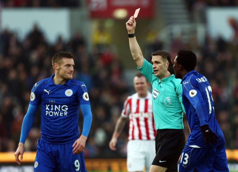 Jamie Vardy dostal ve víkendovém zápase červenou kartu.