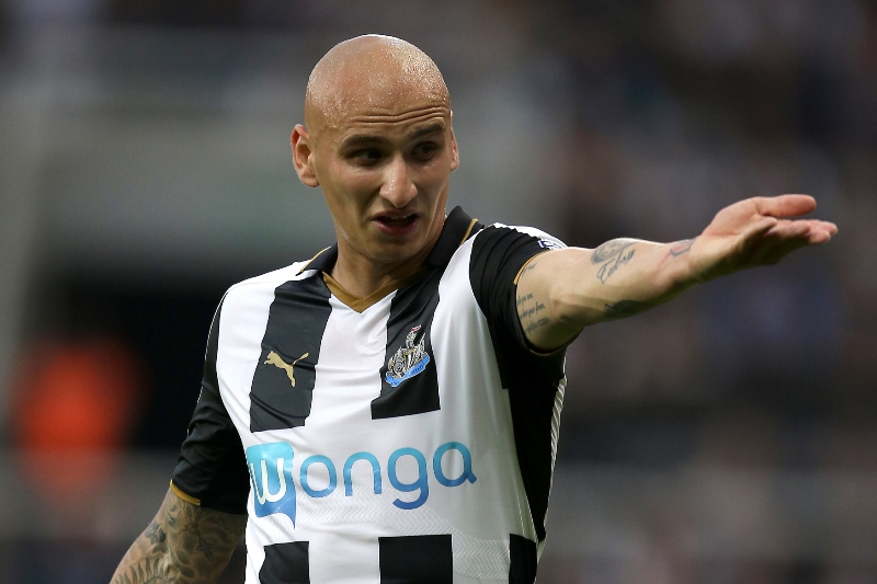 Záložník Jonjo Shelvey z druholigového Newcastlu nesmí za rasistické nadávky soupeři nastoupit v pěti zápasech a zaplatí pokutu sto tisíc liber (3,2 milionu korun). Záložník Jonjo Shelvey z druholigového Newcastlu nesmí za rasistické nadávky soupeři nastoupit v pěti zápasech a zaplatí pokutu sto tisíc liber (3,2 milionu korun).