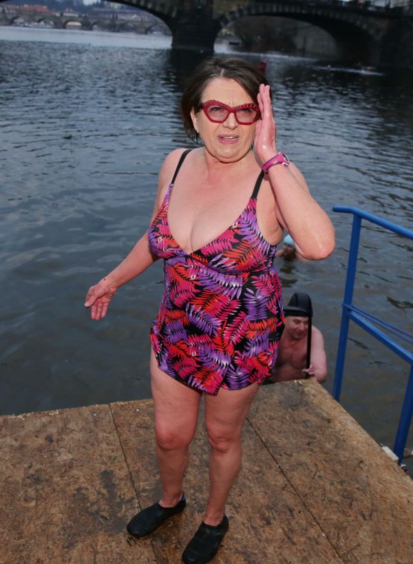 Kronerová si pořídila slušivé plavky, které vypadají jako minišaty.