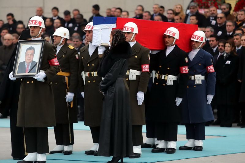 Představitelé tureckých ozbrojených sil vzdávají poctu zavražděnému ruskému velvyslanci.