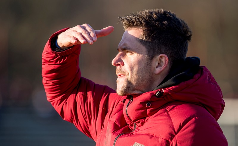 David Holoubek bude ve Spartě fungovat jako asistent, kompetence hlavního trenéra mu ale skrytě zůstávají. David Holoubek bude ve Spartě fungovat jako asistent, kompetence hlavního trenéra mu ale skrytě zůstávají.