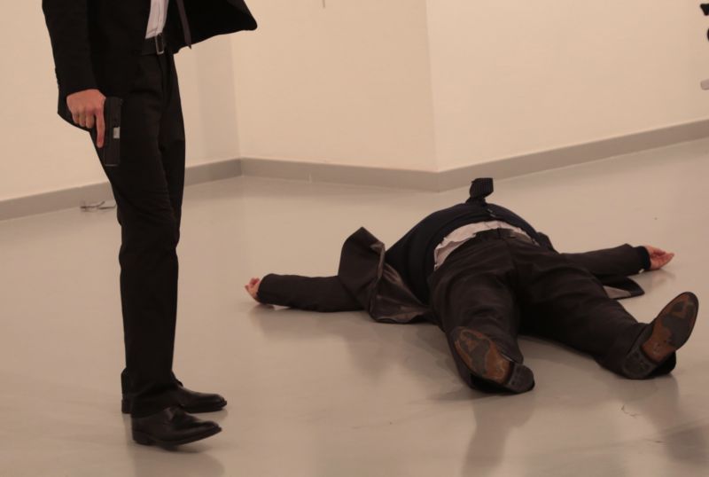 Atentát na ruského velvyslance Andreje Karlova v Ankaře.