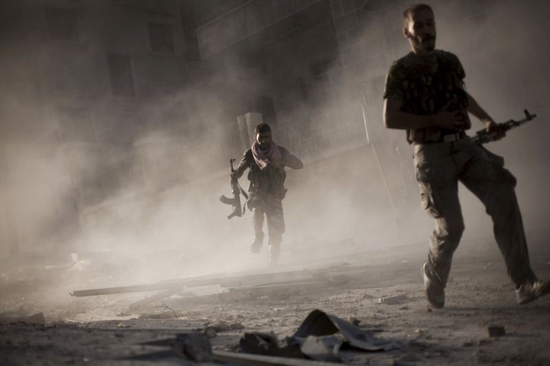 Syrští rebelové při bojích o Aleppo.