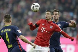 Jeden ze střelců gólů Mnichova Robert Lewandowski v souboji s hráči Lipska.