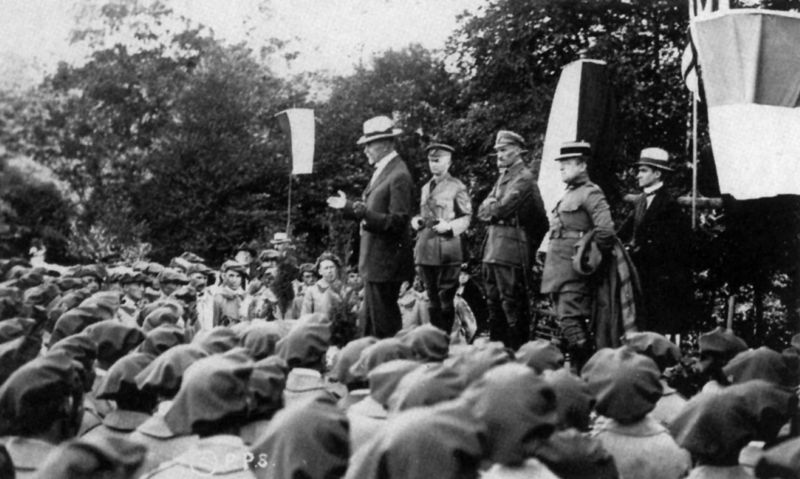 Masaryk mluví 7. 9. 1918 k čs. dobrovolníkům u Stamfordu v USA. Císař stojí první zprava (v bílém klobouku).
