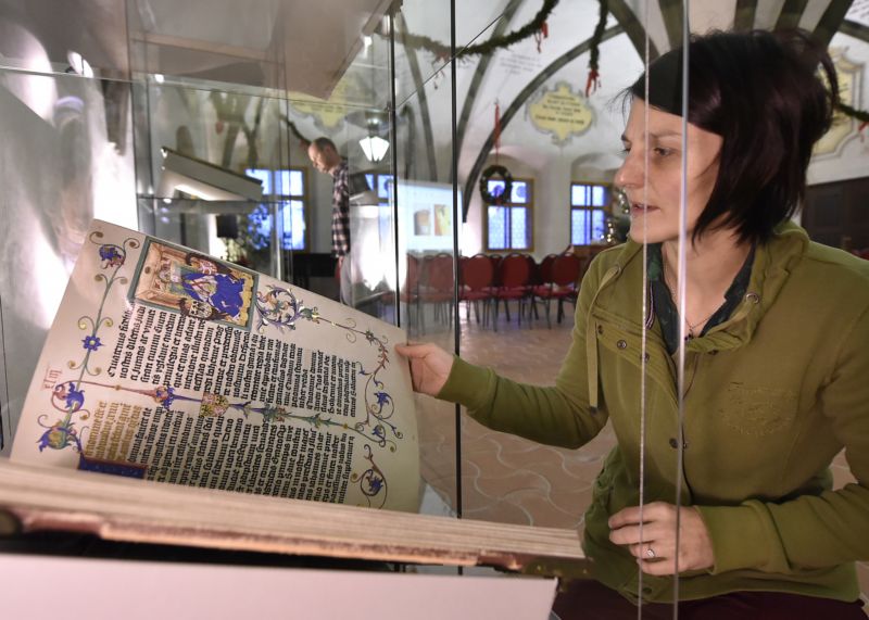 Marie Benešová z Okresního státního archivu v Jihlavě při instalaci výstavy originálů a faksimilí Gelnhausenova kodexu a Zbraslavské kroniky.