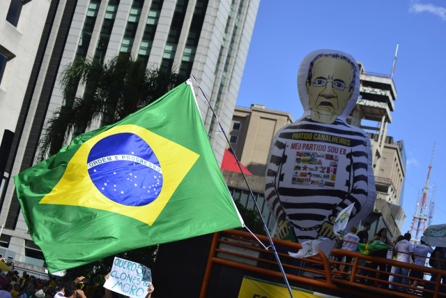Brazilci protestují kvůli korupční kauze Lava Jato (Automyčka).